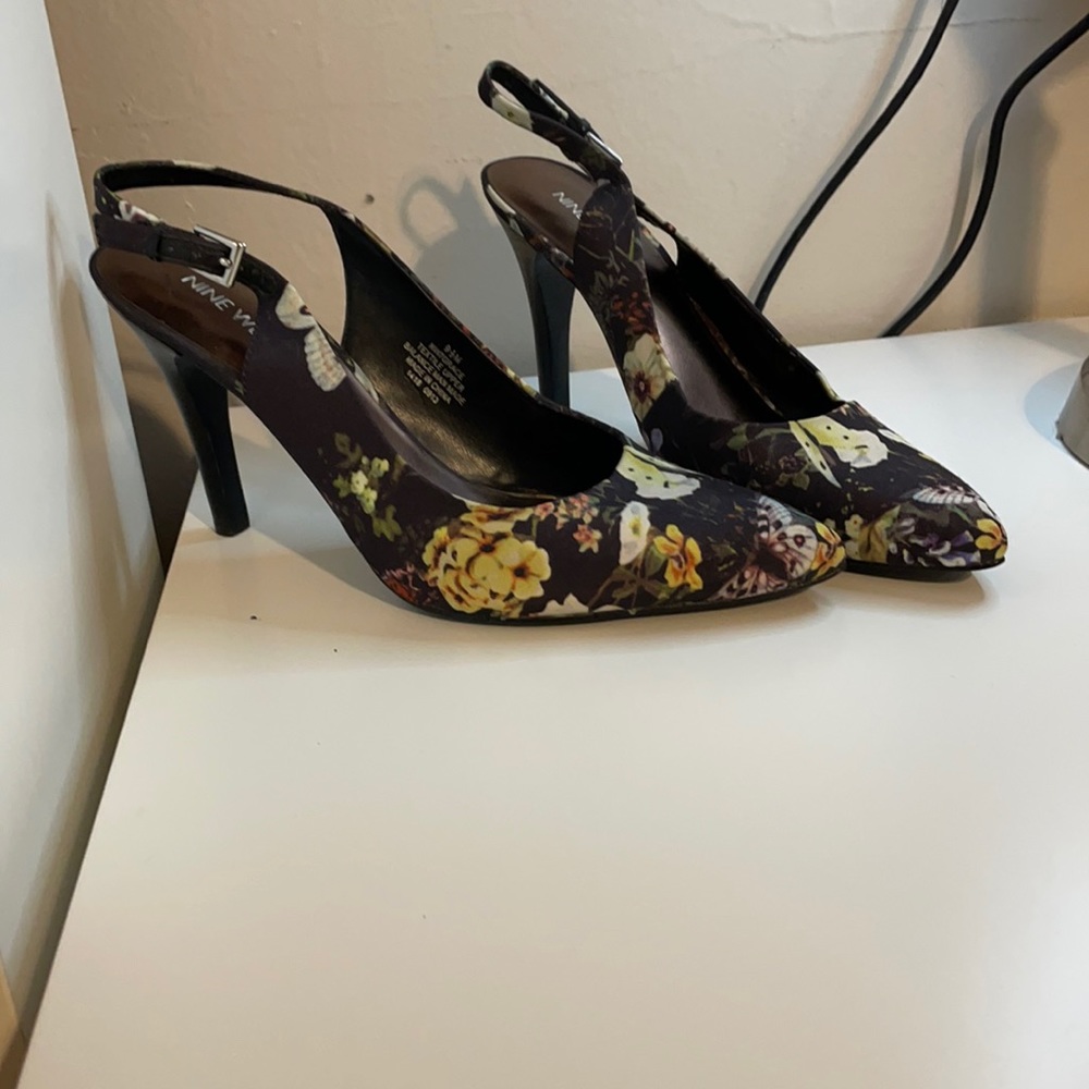 9 WEST FLOWER POINTED HEELS